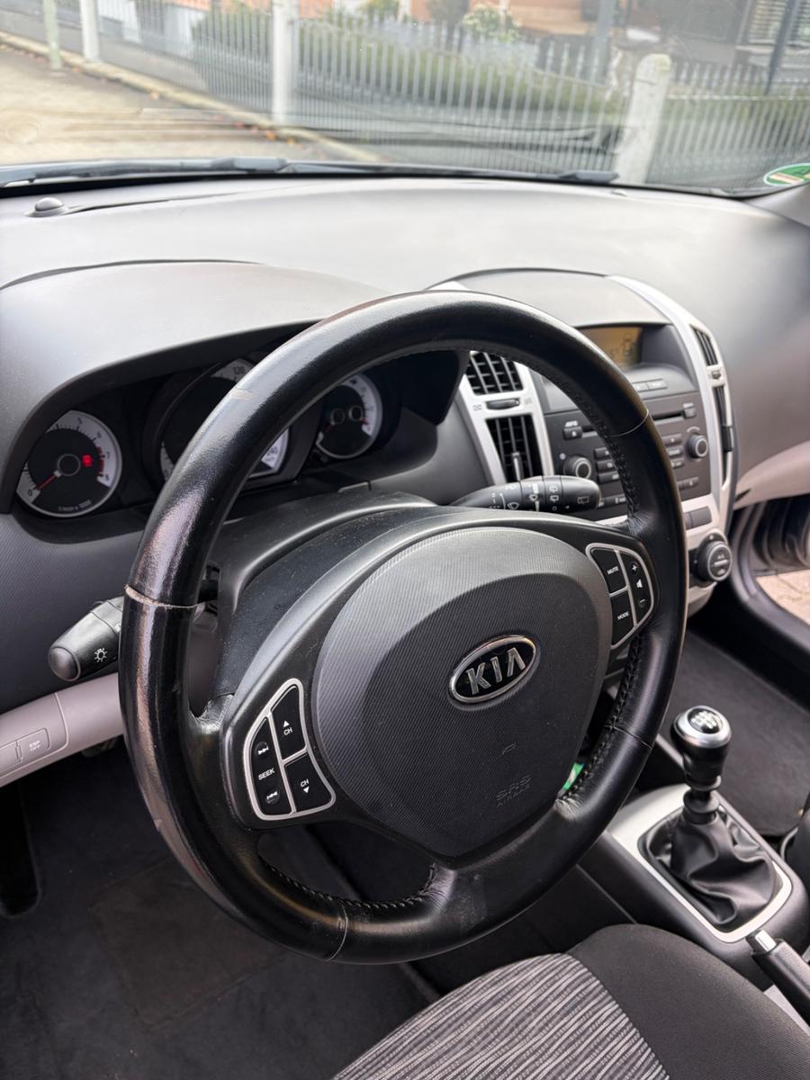 Kia cee'd 2010 — photo 17