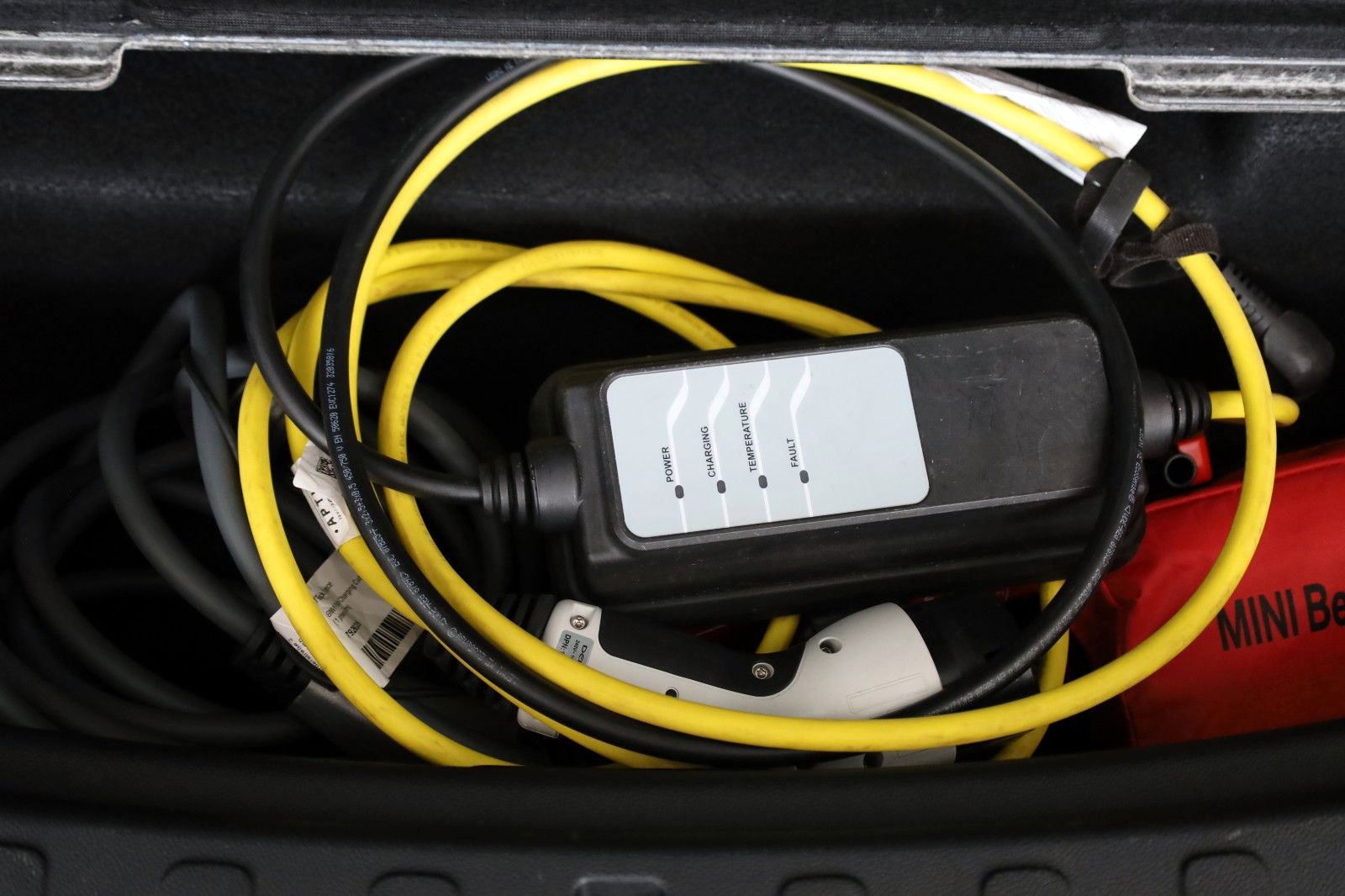 Fahrzeugabbildung MINI Cooper SE Countryman All4 Hybrid Trim ,Navi,LED