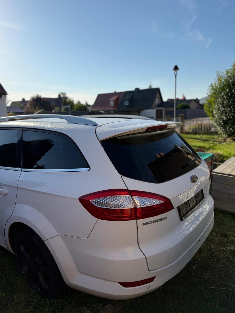 Ford Mondeo 2011 — rear view