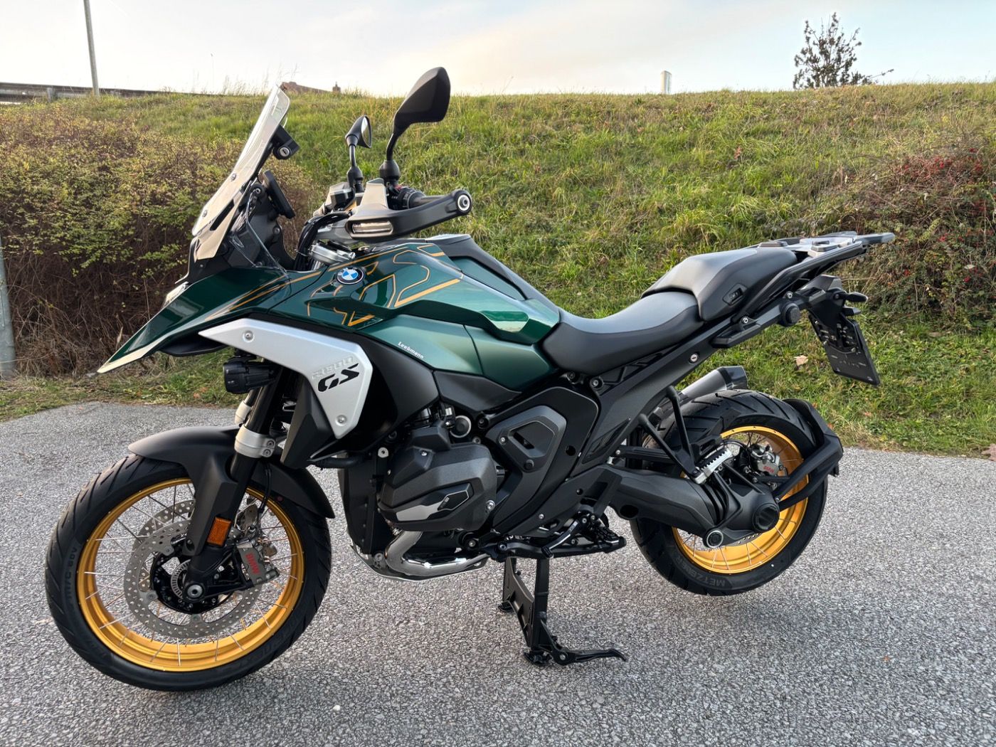 Fahrzeugabbildung BMW R 1300 GS Option 719 Doppelschalldämpfer Adaptiv