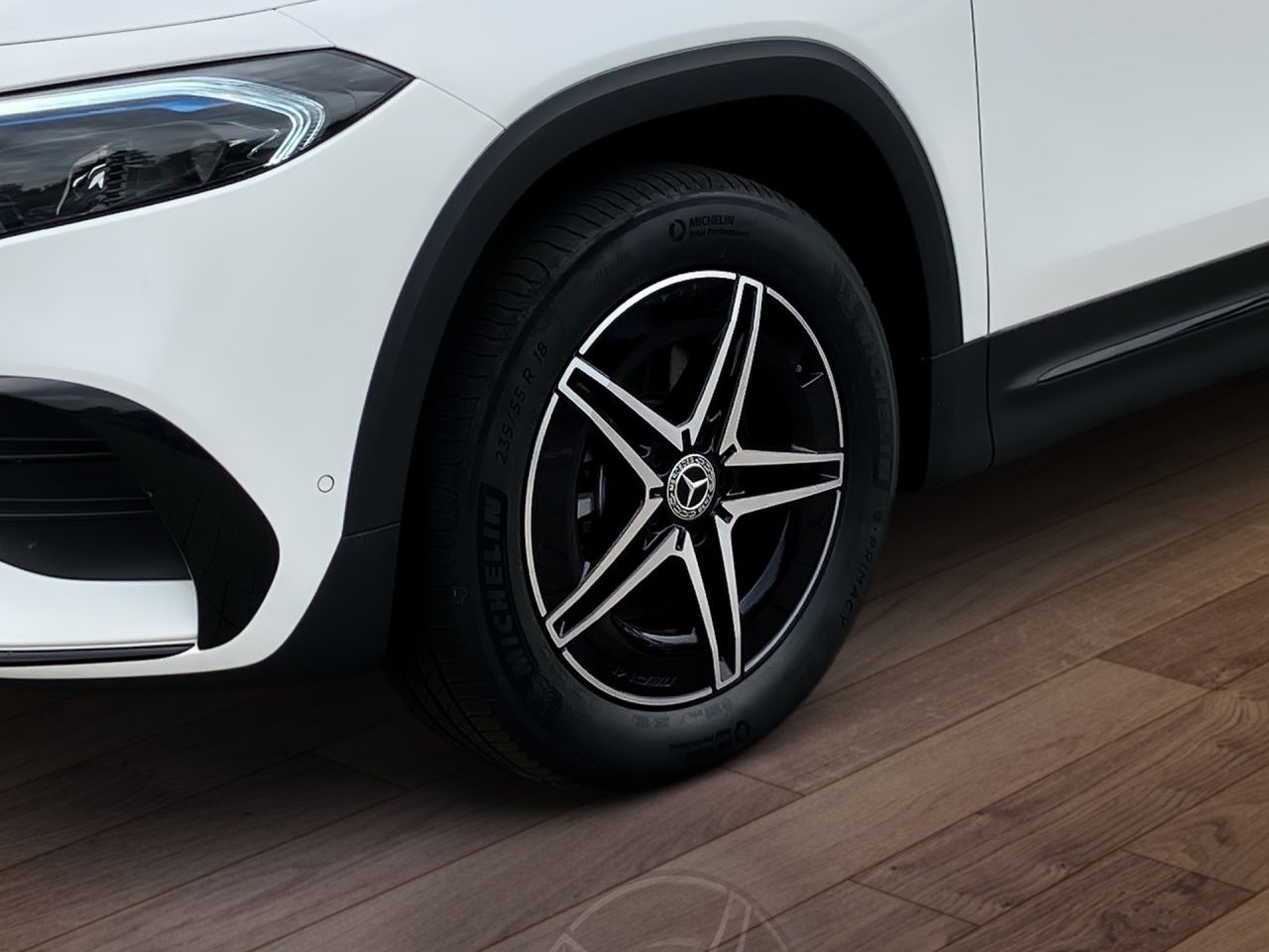 Fahrzeugabbildung Mercedes-Benz EQB 300 4M BONUS+AMG+NIGHT+AHK+DISTRON+KAMERA+