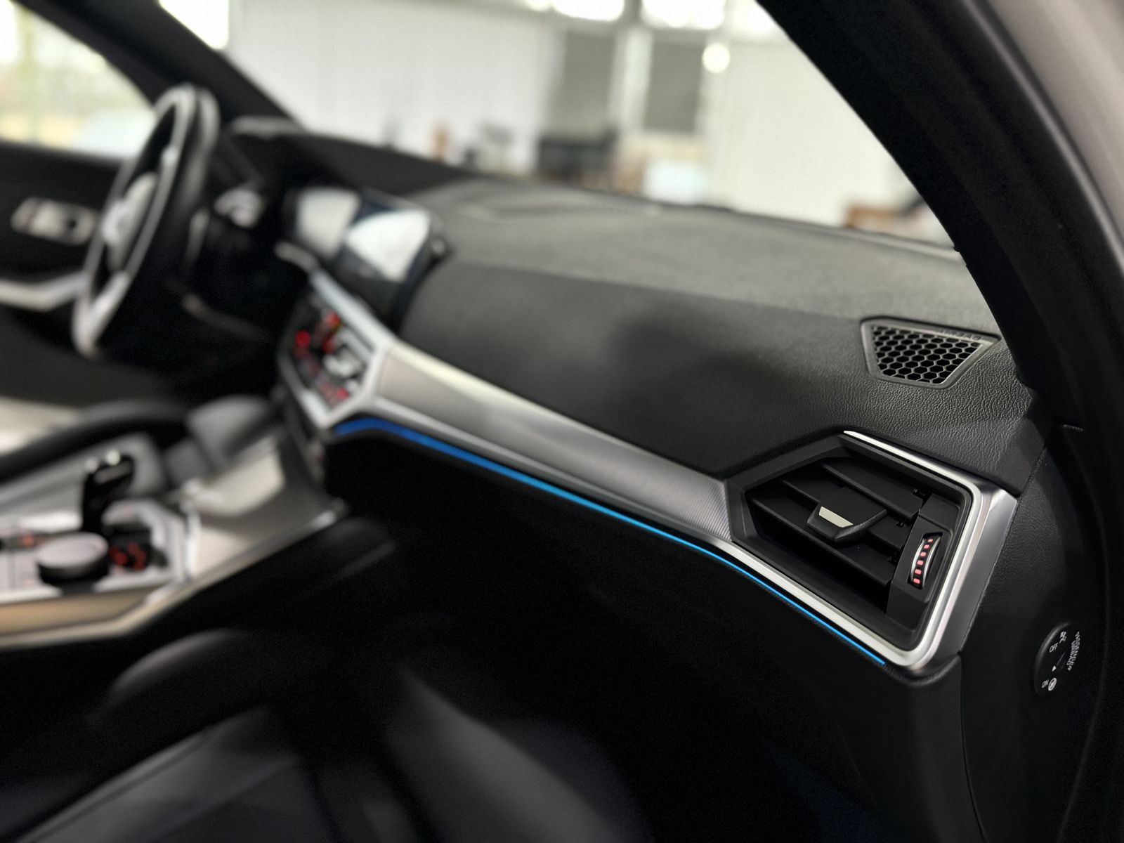 Fahrzeugabbildung BMW 320e M Sport Panoram Kamera HUD DAB HiFi Komfort