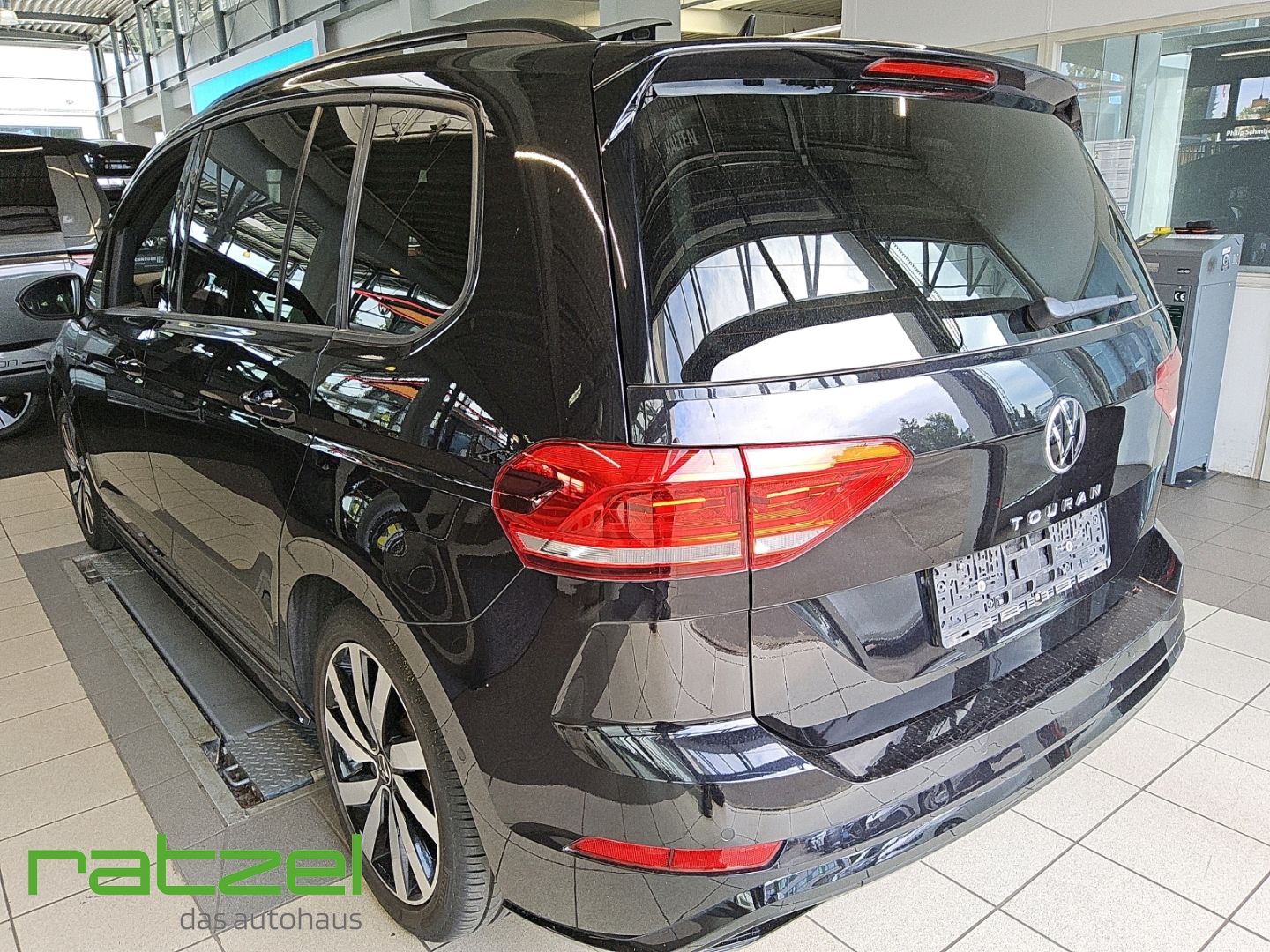 Fahrzeugabbildung Volkswagen Touran Highline 1.5 TSI DSG R-Line Navi LED AHK