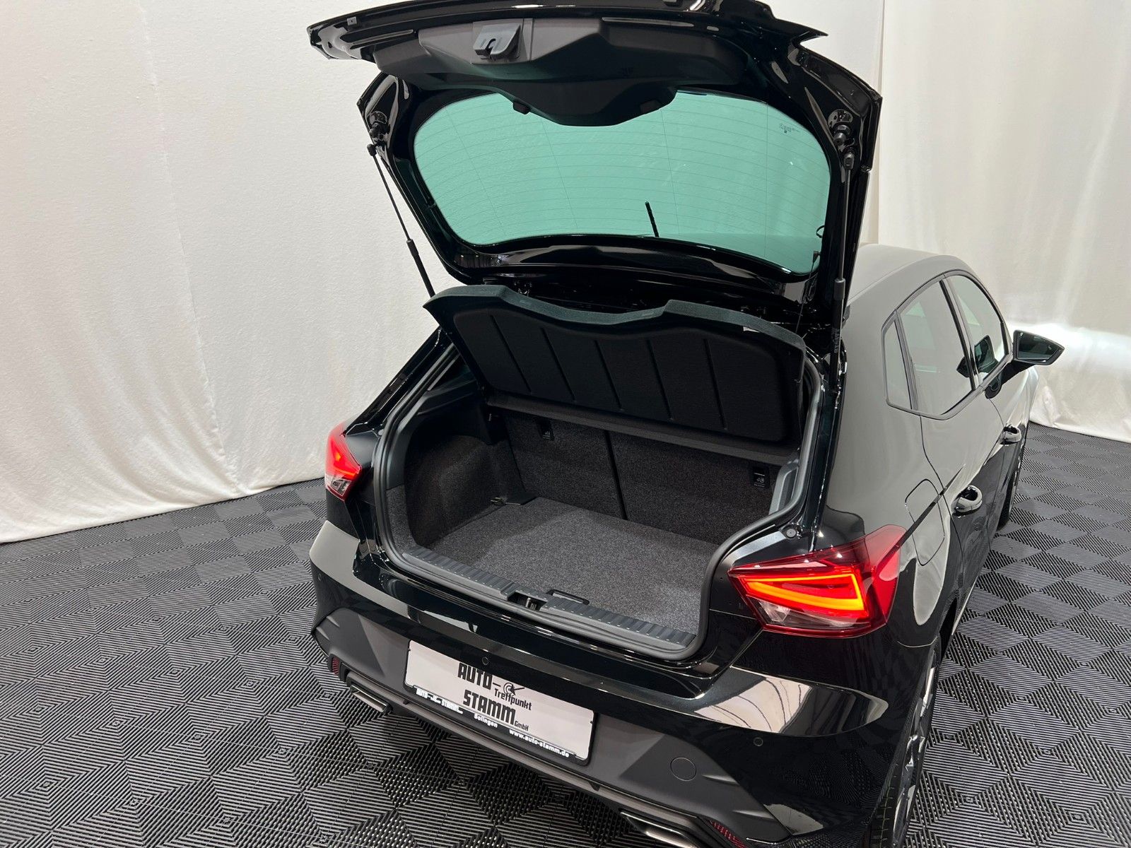 Fahrzeugabbildung SEAT Ibiza 1.0 TSI 85kW FR DSG 18"ALU