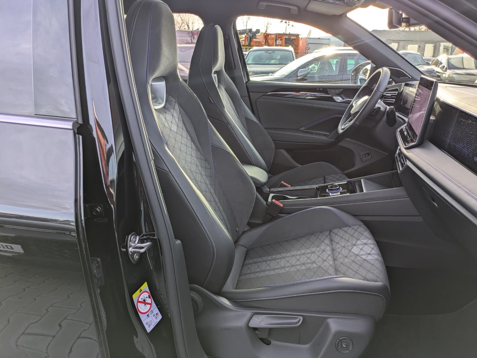 Fahrzeugabbildung Volkswagen Tiguan 2.0 TDI 4M R-Line PANO*H&K*AHK*MATRIX*20"