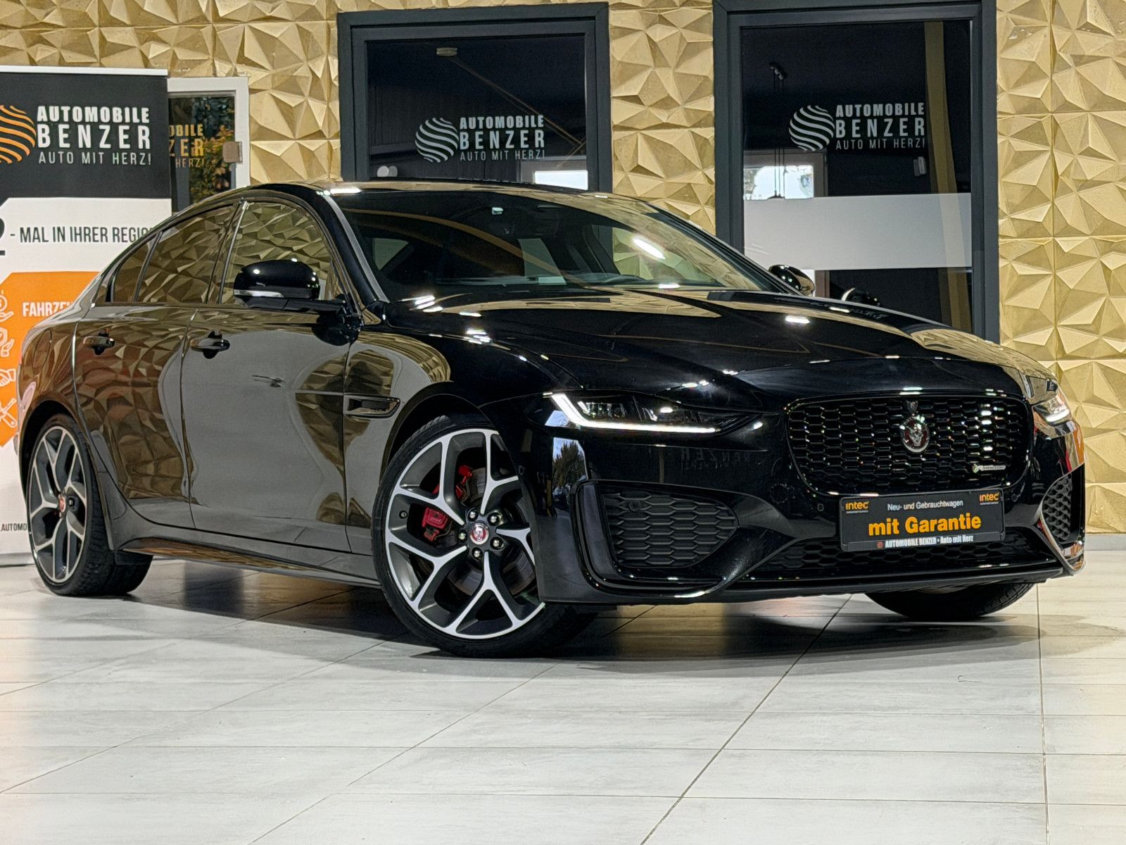 Fahrzeugabbildung Jaguar XE R-Dynamic Black/360°/NAVI/APPLE/SOUND/SHZ