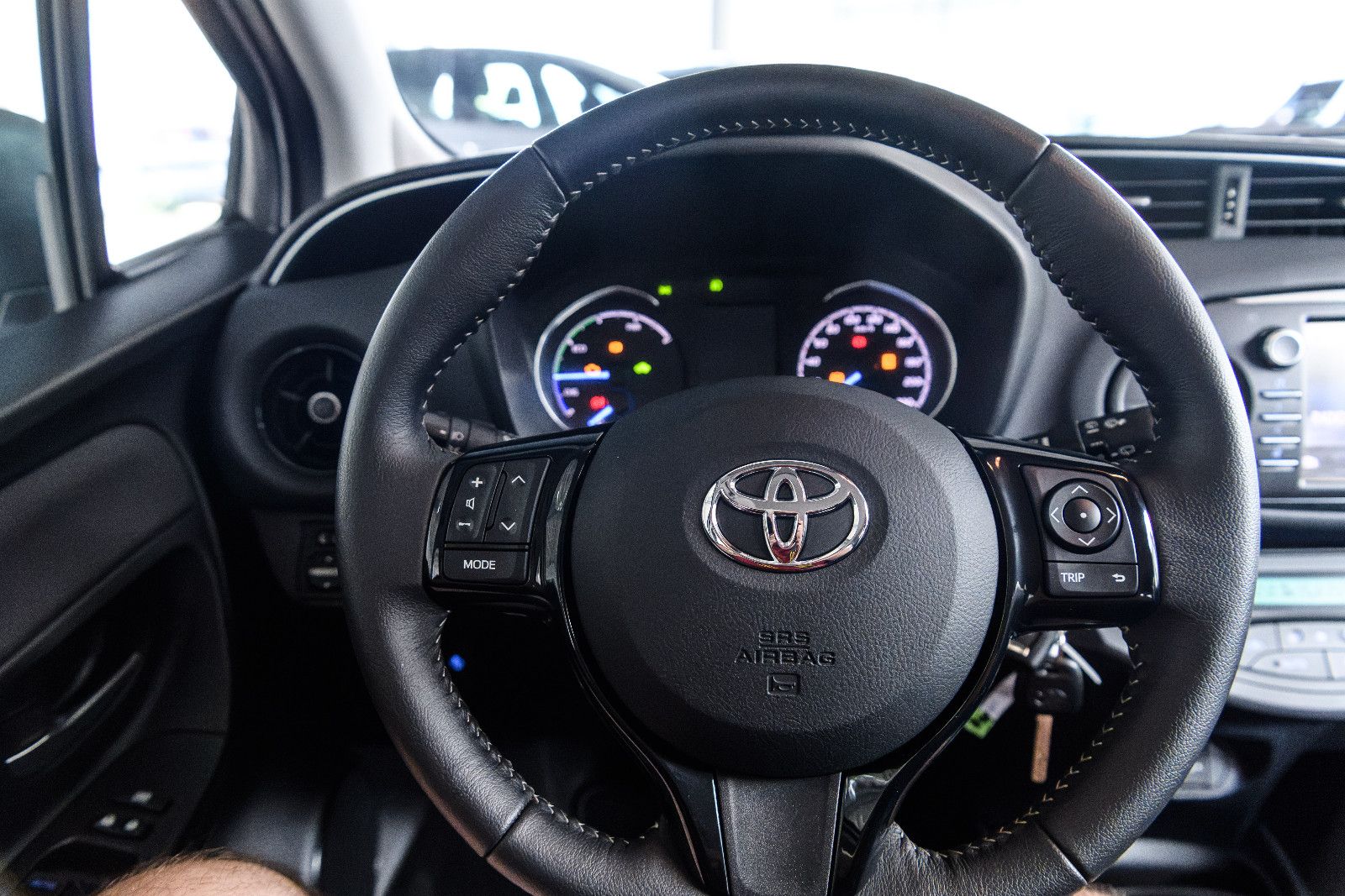 Fahrzeugabbildung Toyota Yaris Hybrid Team D+NAVI+SHZ+RFK+GJR+ALU+BICOLOR