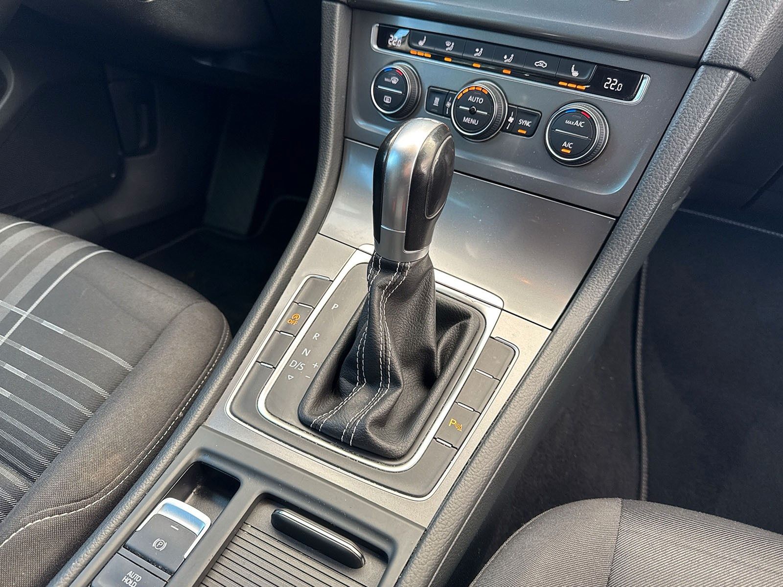 Fahrzeugabbildung Volkswagen Golf VII *Bi-Xen*Standheizung*AHK*Tempomat*Navi*