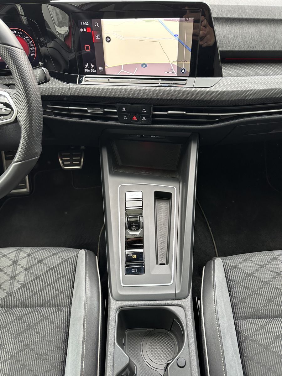 Fahrzeugabbildung Volkswagen Golf Variant 2.0 TDI DSG R-Line NAV+LED+PANO+AHK