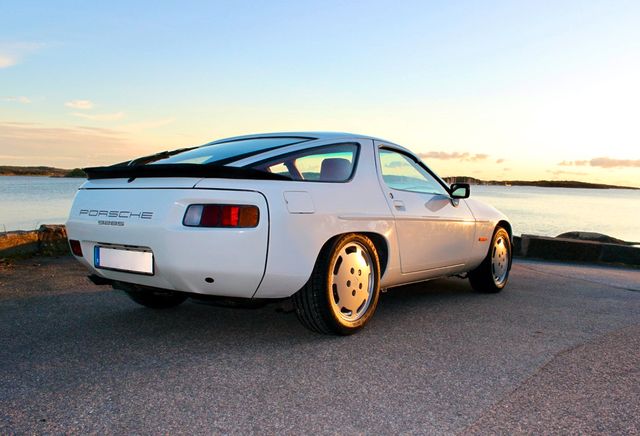 Porsche 1986 Porsche 928S - A Refined Grand Tourer