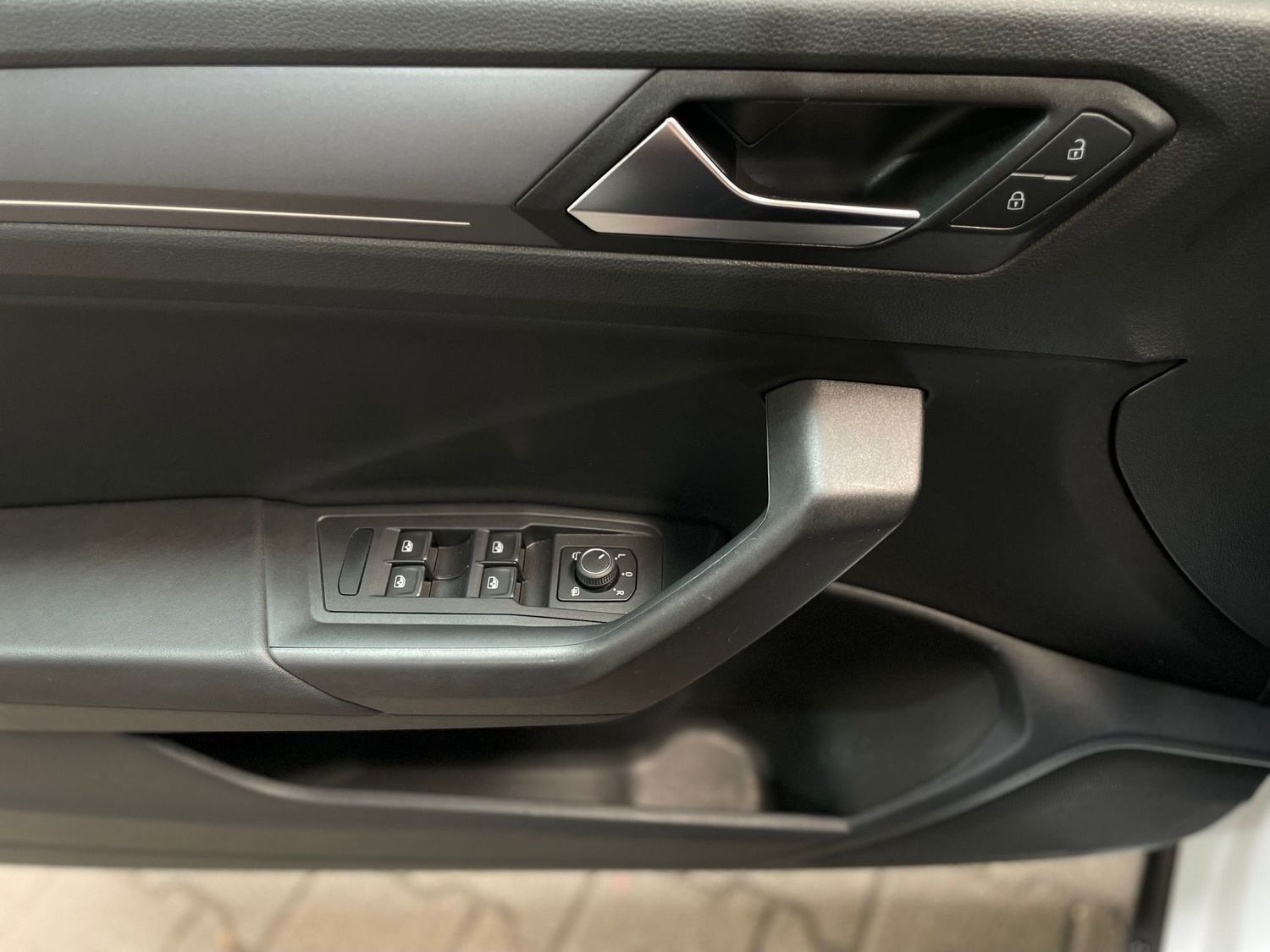 Fahrzeugabbildung Volkswagen T-Roc 1.5TSI R-Line DSG#LED#Leder#ACC#Spur