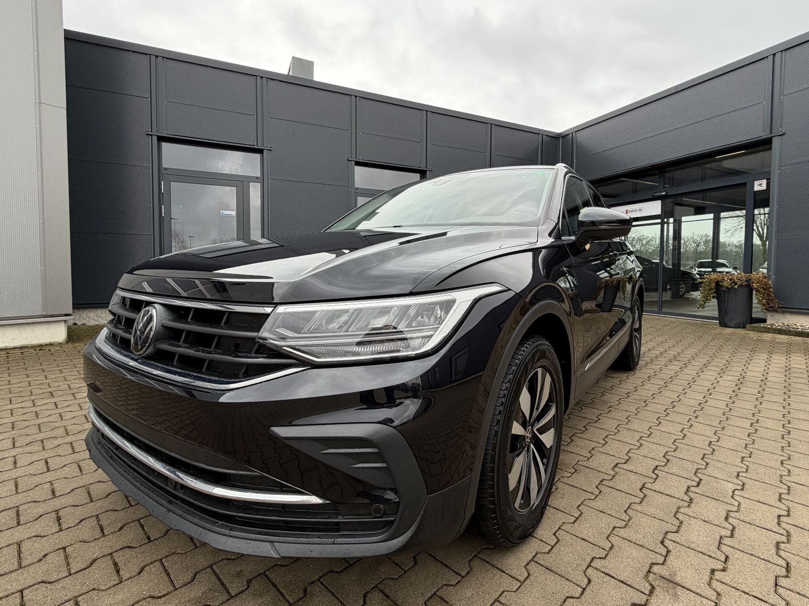 Volkswagen Tiguan - 1
