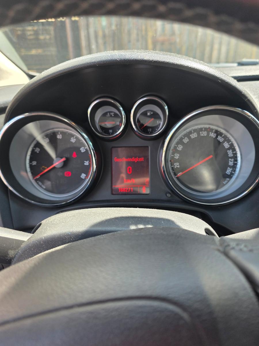 Opel Astra 2011 — photo 6