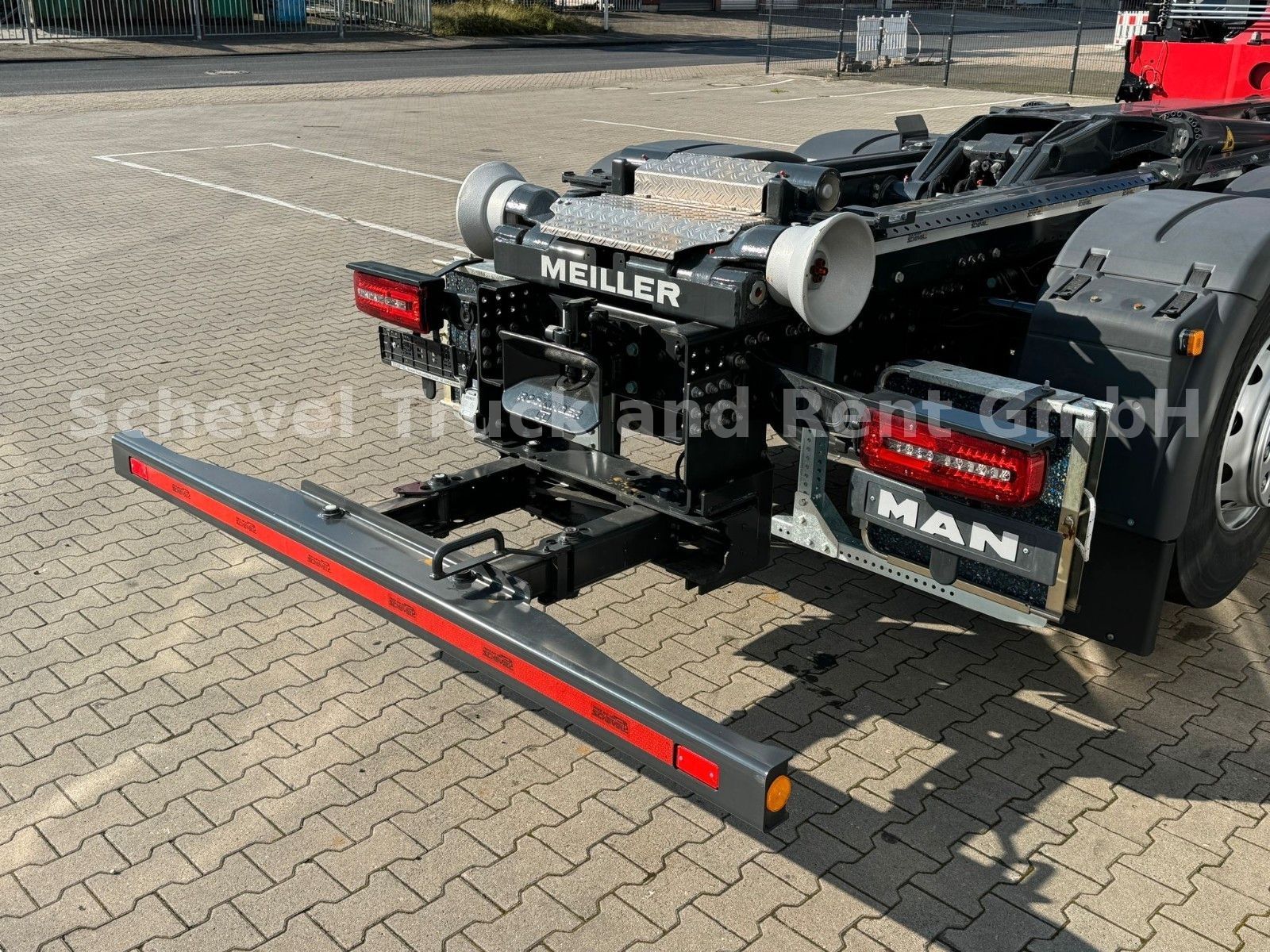 Fahrzeugabbildung MAN TGS 26.520 6x2H-4 Abrollkipper MEILLER+FASSI 235