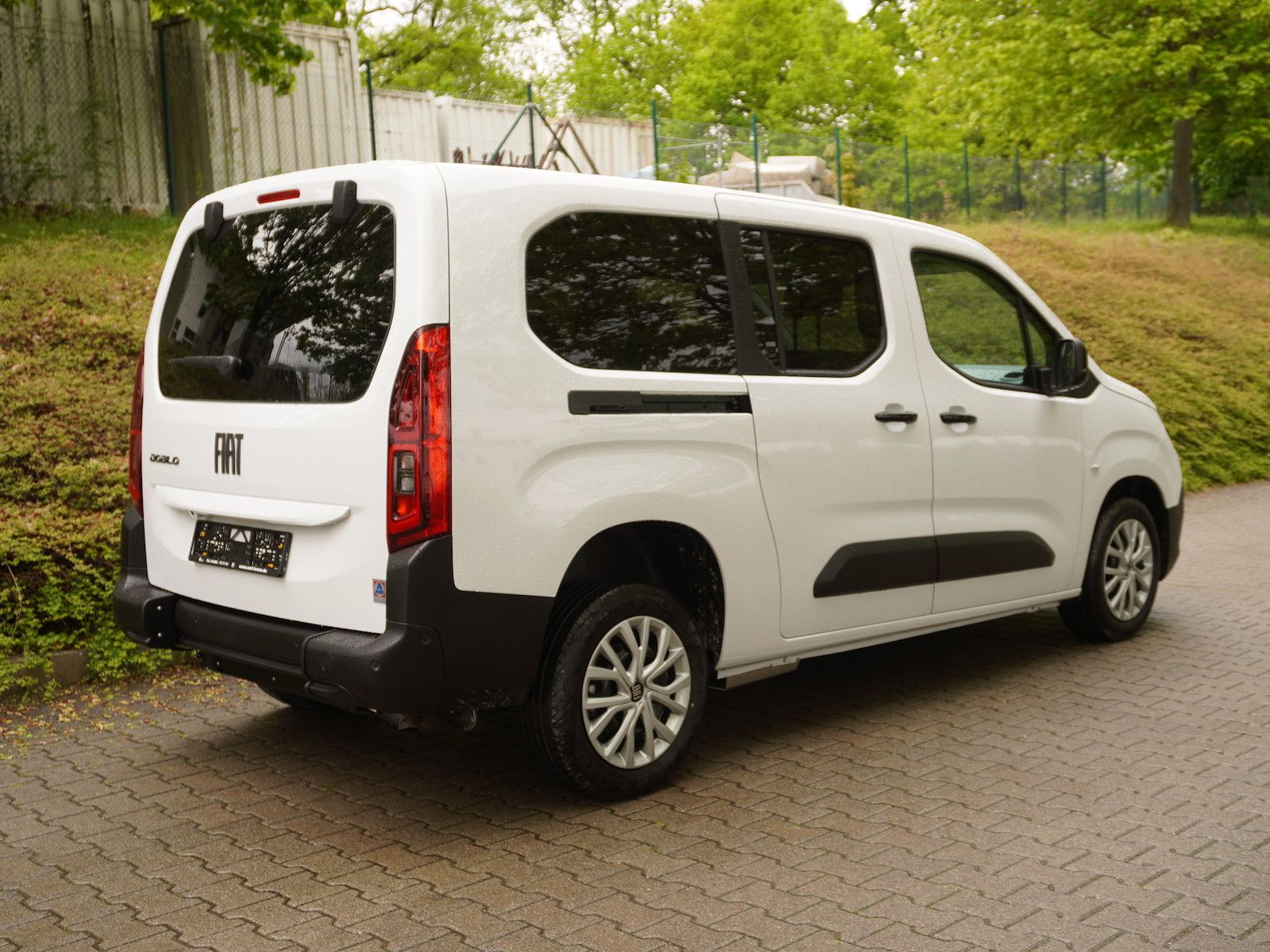 Fiat Doblo Maxi Kombi 130 AT8 / Rollstuhlumbau AMF imagem 3