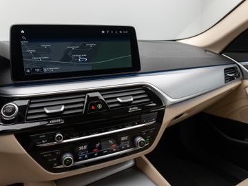 Fahrzeugabbildung BMW 530e xD Kamera Laser HUD DAB HiFi AHK ACC Komfor