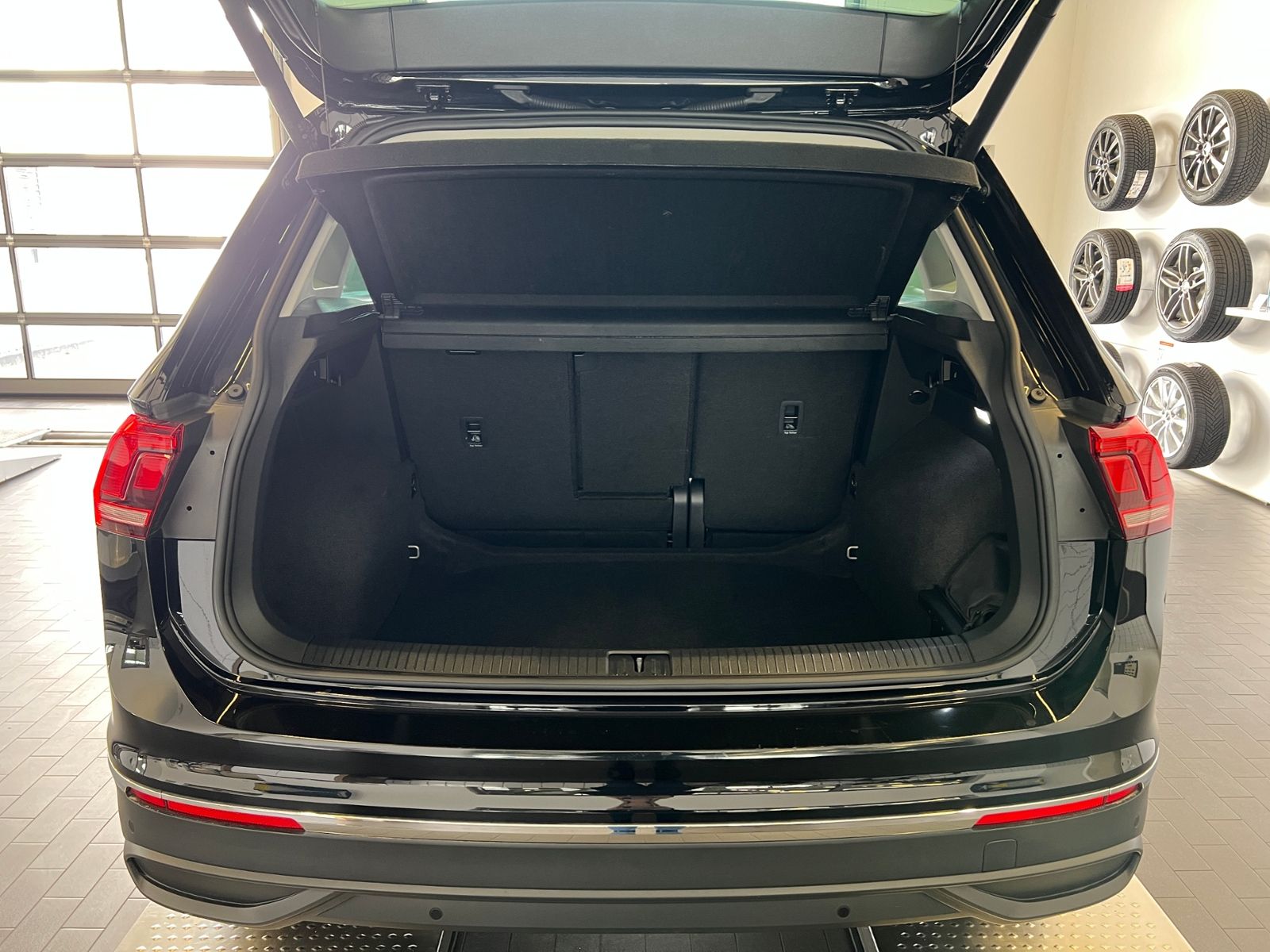 Fahrzeugabbildung Volkswagen Tiguan MOVE 1.5 TSI DSG *AHK, LED, Navi, 17'-LM*