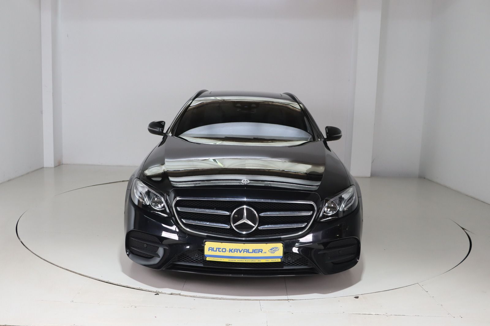 Fahrzeugabbildung Mercedes-Benz E 200 T 4Matic * Schiebedach * Navi * AMG line