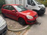 Kia Roter Kia Rio / Baujahr 2008 - gebrauchte Kia Rio aus dem Jahr 2008