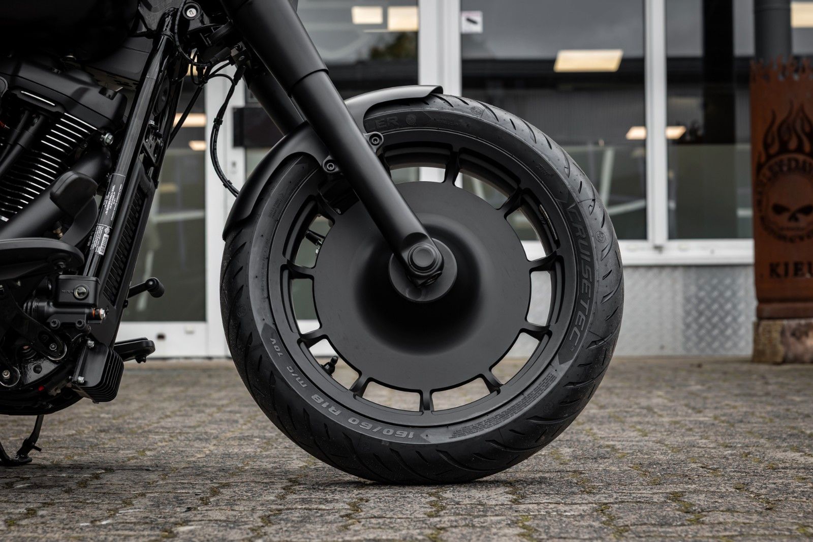 Fahrzeugabbildung Harley-Davidson ALL MATT DARK BOY FLFBS 117 MY25-H-D Kiel Custom