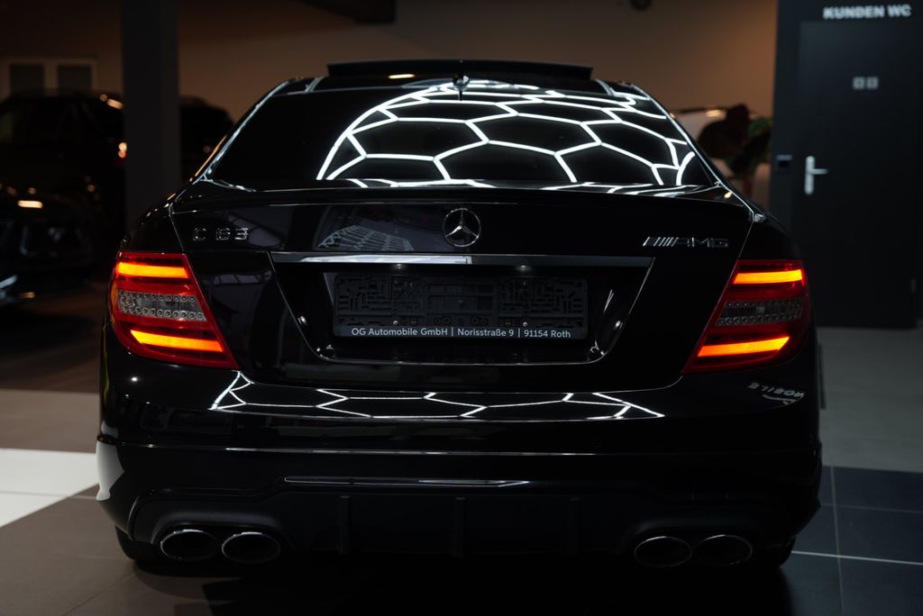MERCEDES-BENZ C 63 AMG Coupe*H&K*PANO*LEDER*LED*MEMORY*DISTRON MERCEDES-BENZ C 63 AMG Coupe*H&K*PANO*LEDER*LED*MEMORY*DISTRON