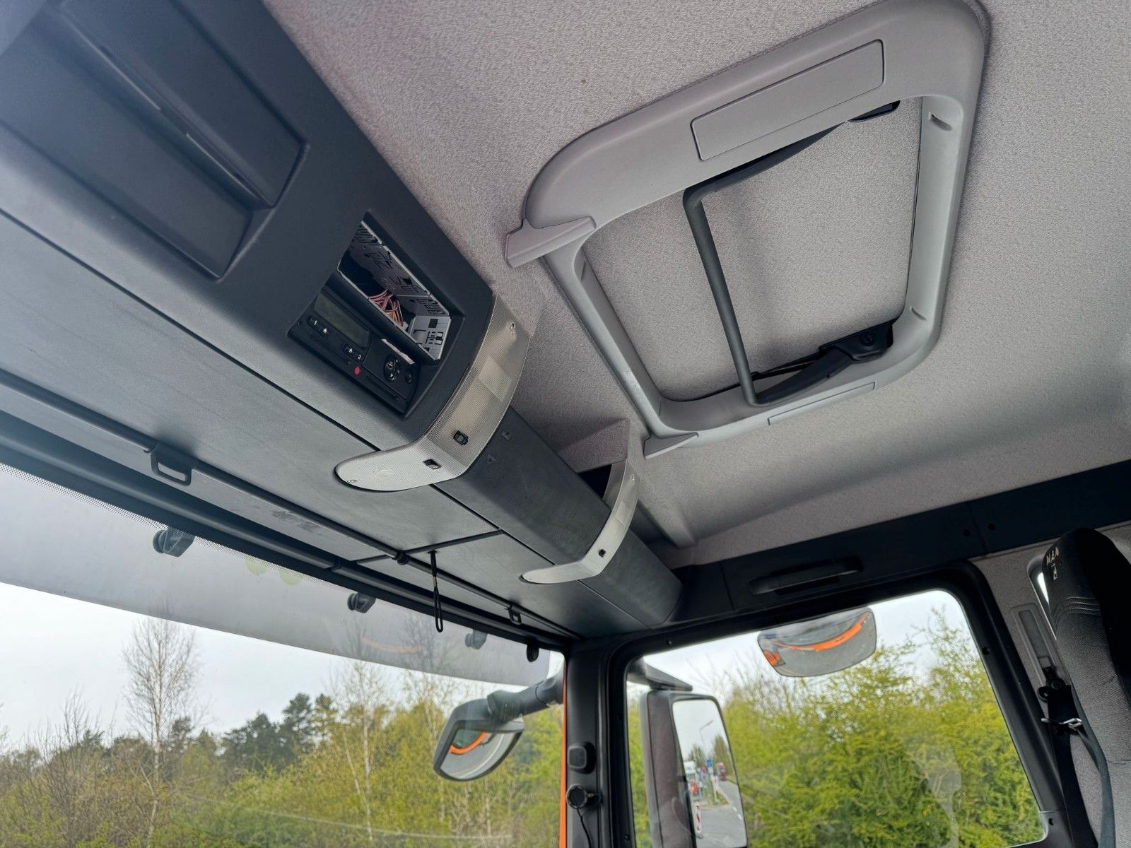 Fahrzeugabbildung MAN TGS 26.440 6x2-4 BL Abrollkipper / Kran