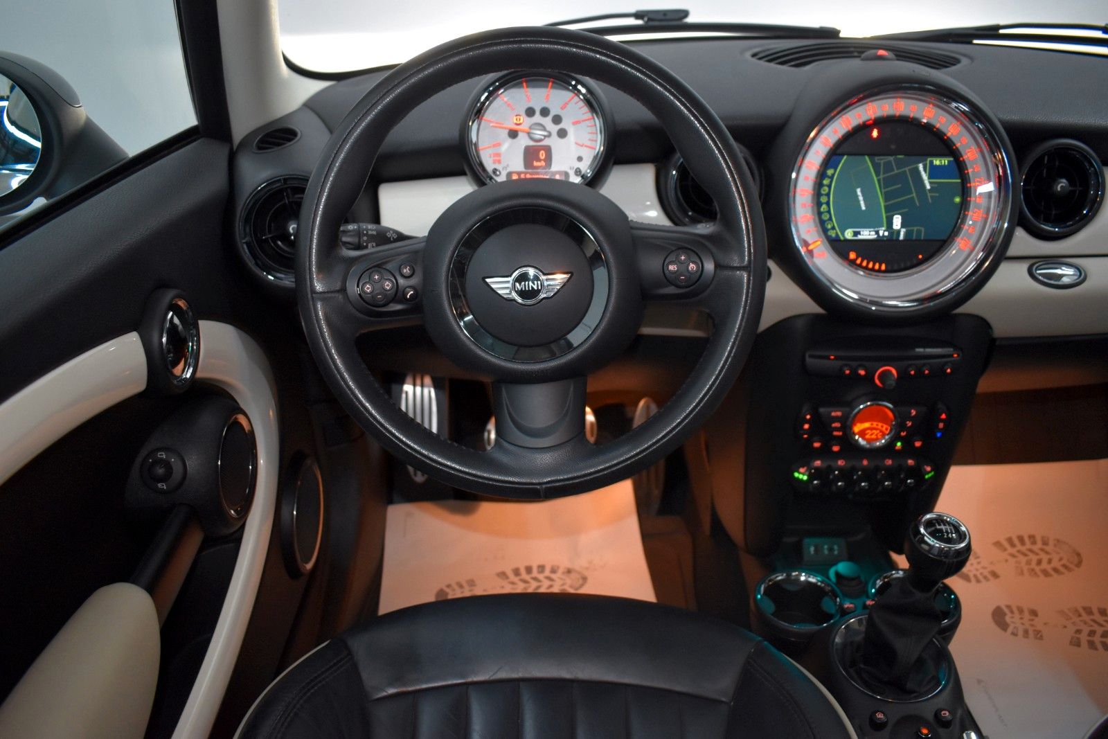 Fahrzeugabbildung MINI Mini Cooper SD Leder,Navi,Xenon,Panorama,SH,PDC