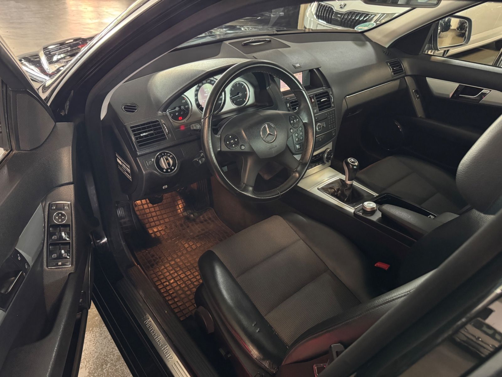 Fahrzeugabbildung Mercedes-Benz C 200 CDI AVANTGARDE AHK SHZ LEDER PTS TÜV NEU