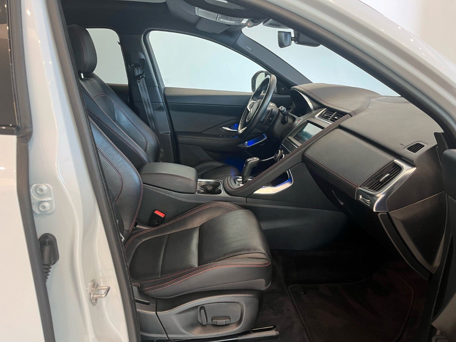 Fahrzeugabbildung Jaguar E-Pace D180 Chequered Flag Panoramadach & AHK