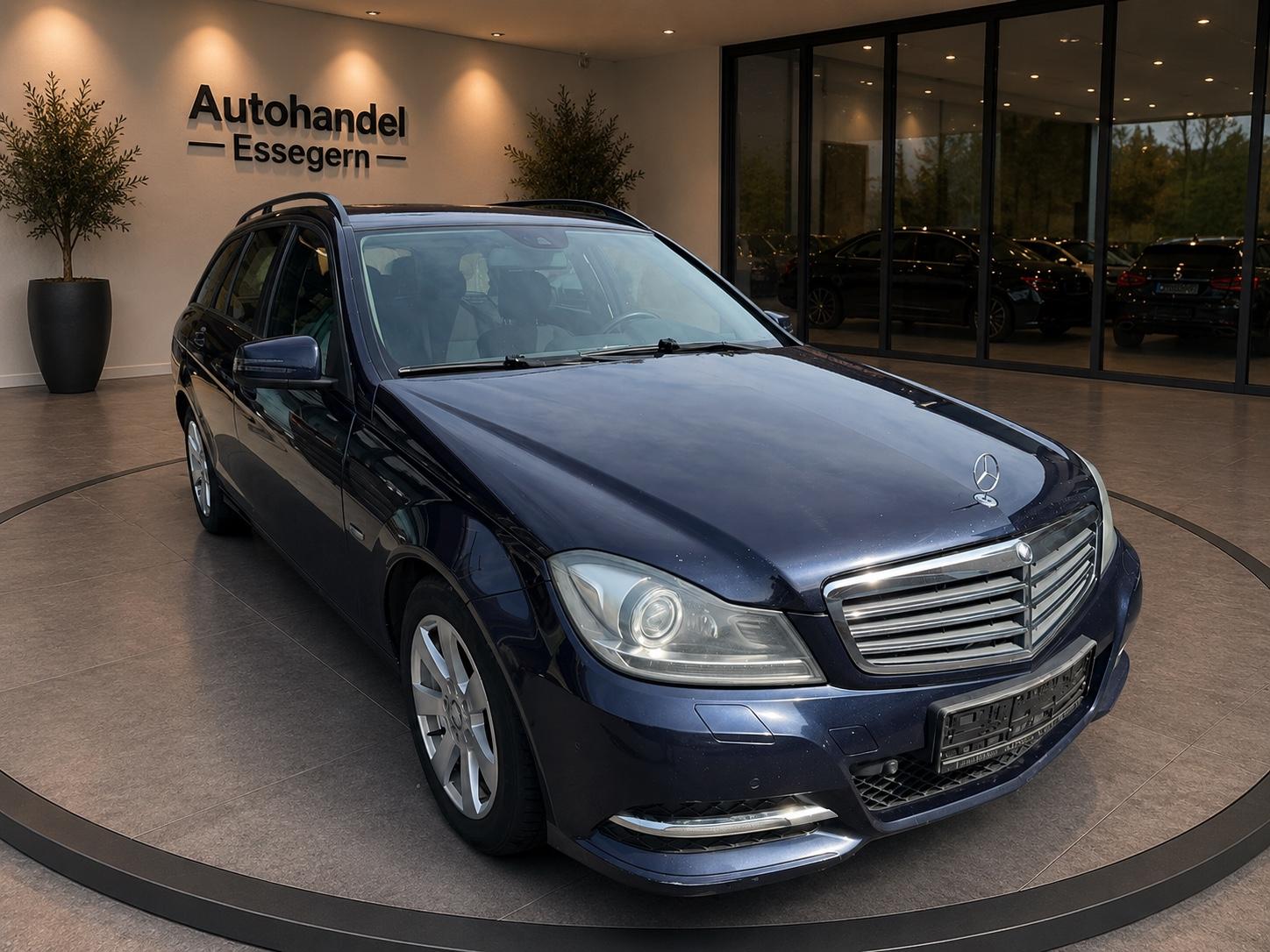 Mercedes-Benz C200 2011 — interior