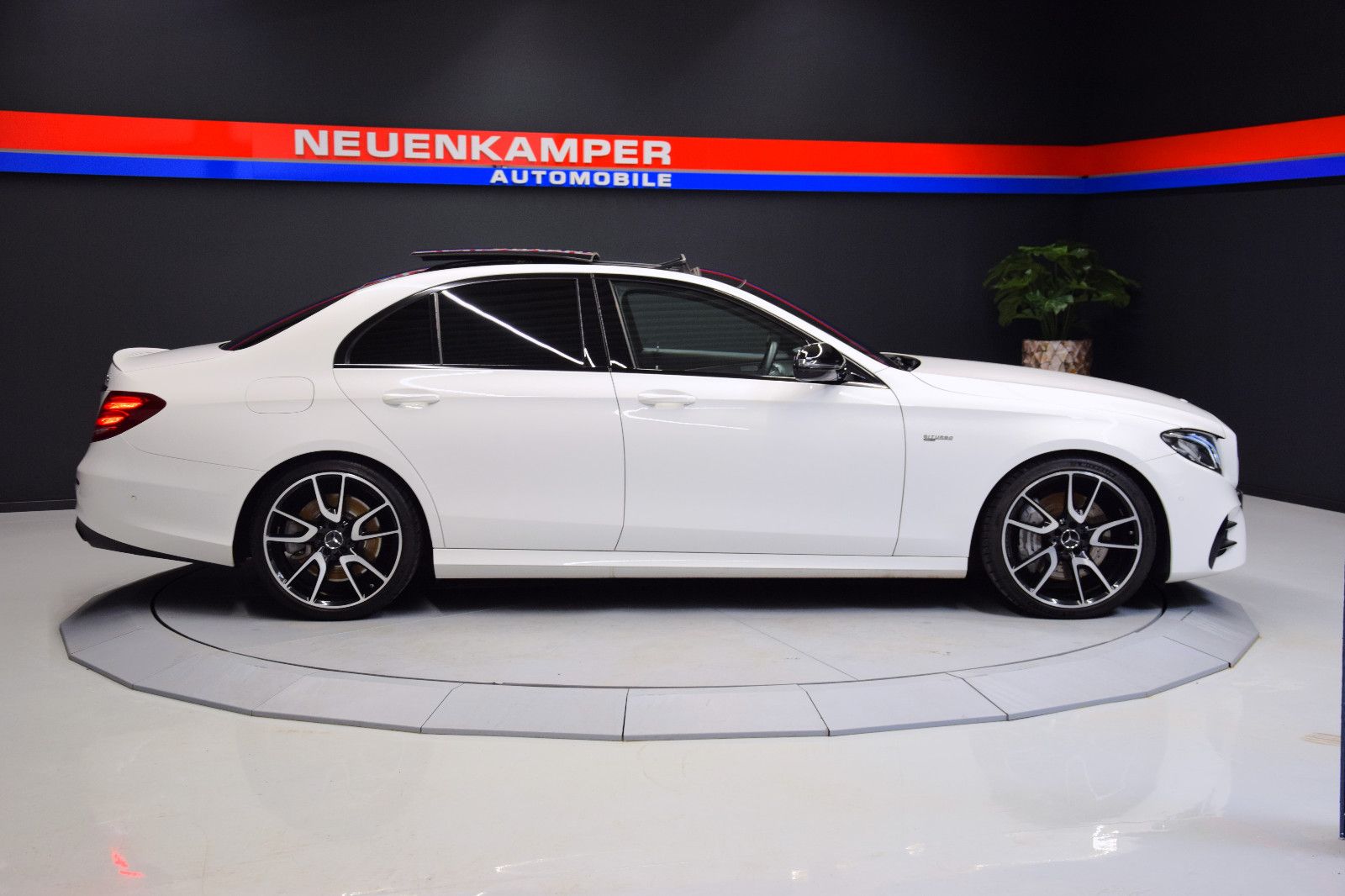 Fahrzeugabbildung Mercedes-Benz E43 AMG 4Matic Limousine Pano Burmeser Night 20"