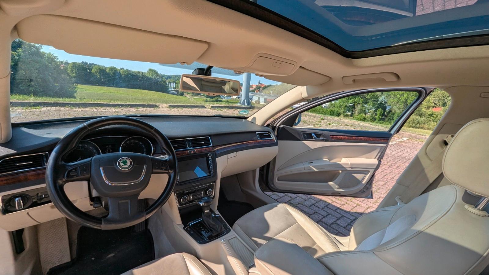 Skoda Superb 2011 — вигляд ззаду