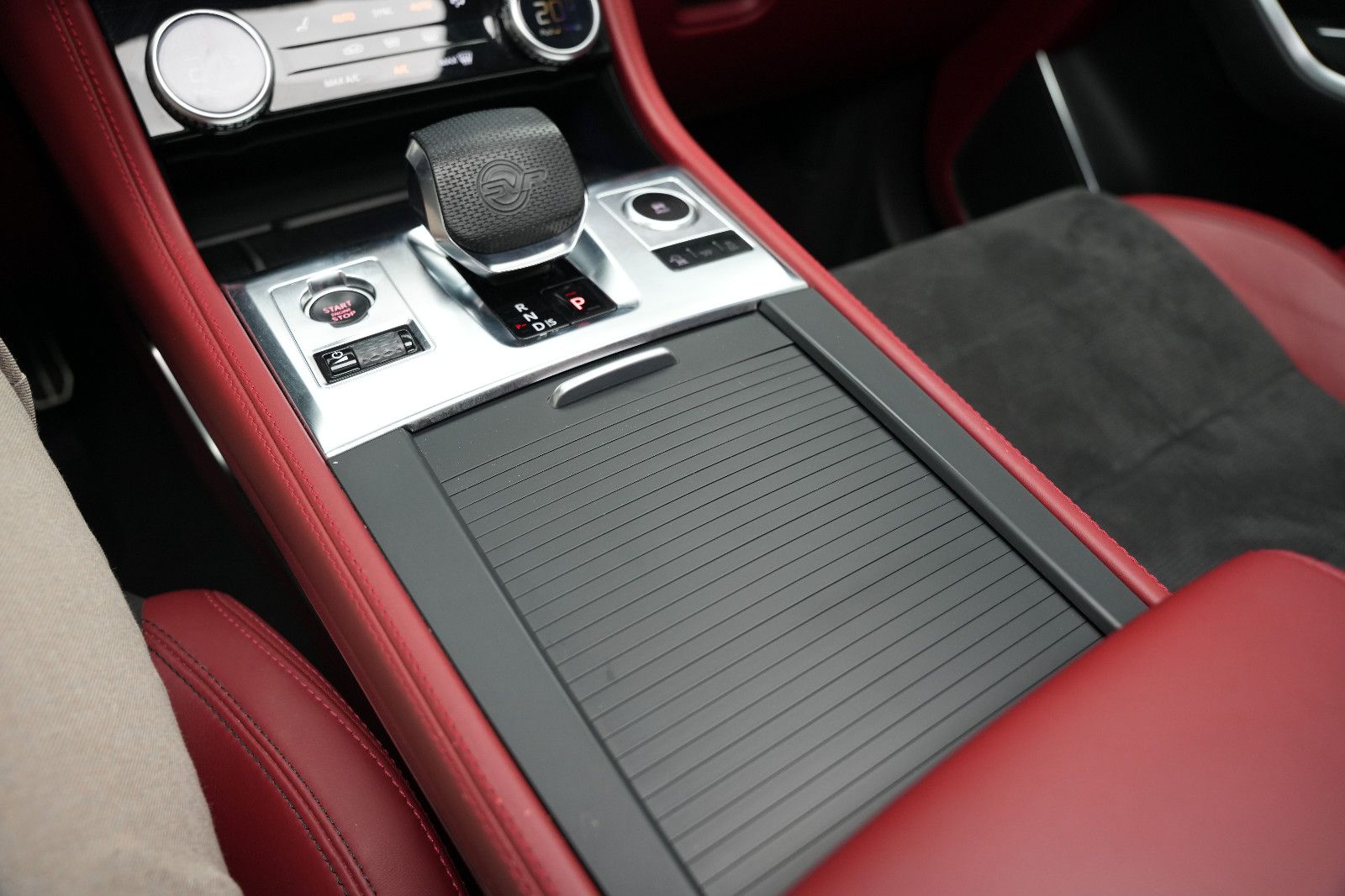 Fahrzeugabbildung Jaguar F-Pace SVR *Panorama*MeridianSurround*360°Memory