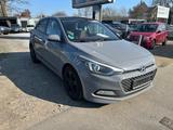 Hyundai i20 Style 1.4 Euro6 Panodach Navi SHZ MFL SHA - Hyundai i20: Schiebedach