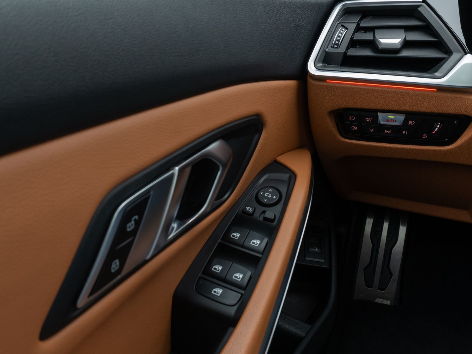 Fahrzeugabbildung BMW 330e xD M Sport Panorama Laser Kamera HUD HiFi