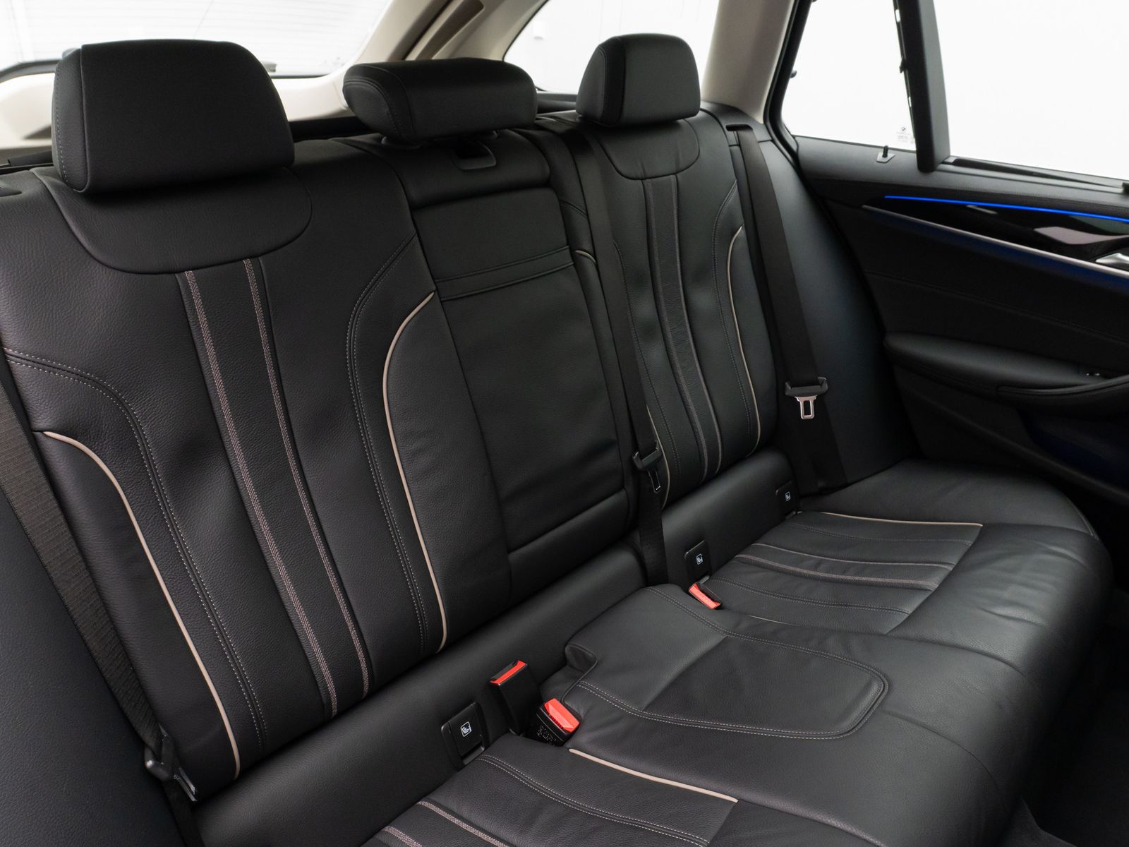 Fahrzeugabbildung BMW 530d LuxuryLine Panorama Kamera HiFi AHK Komfort