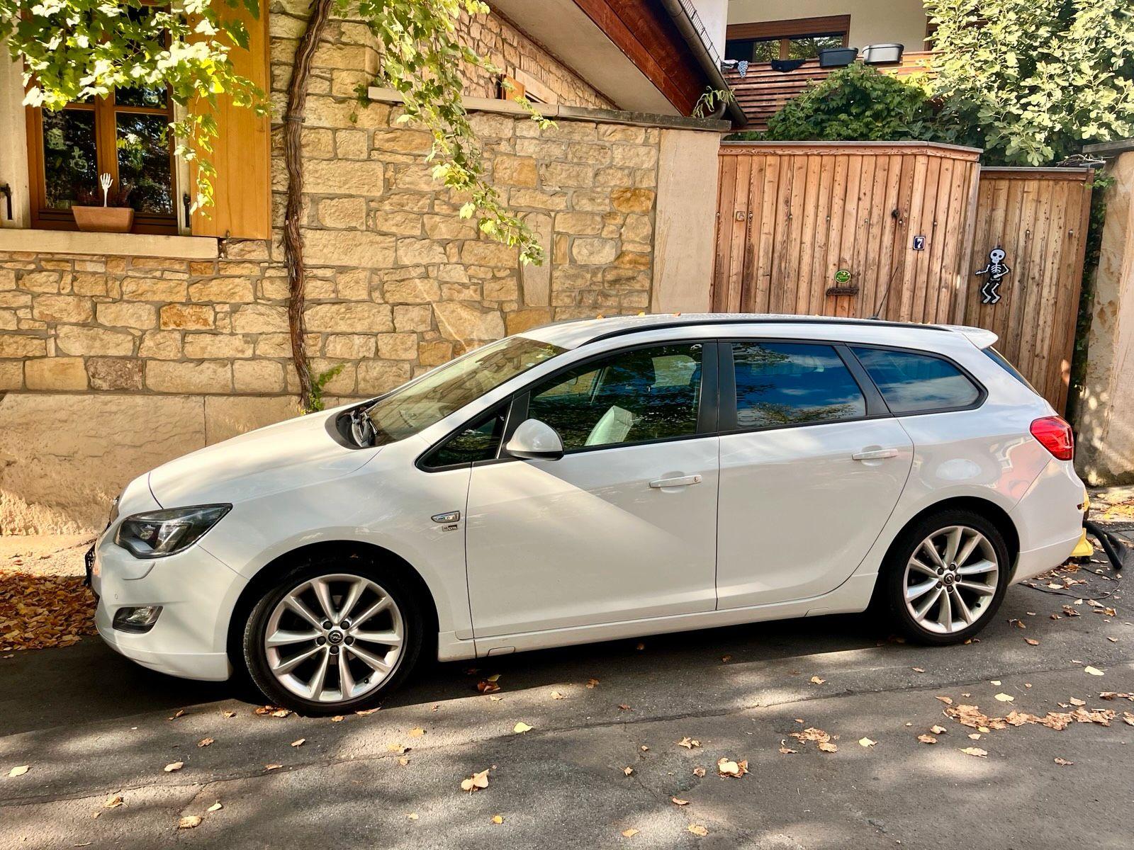 Opel Astra 2012 — вигляд ззаду