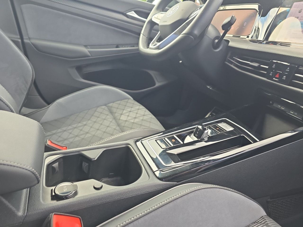 Fahrzeugabbildung Volkswagen Golf Variant R-Line 1.5 TSI IQ Pano AHK