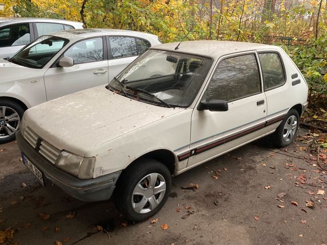 Peugeot PEUGEOT 205 Junior 60 PS mit XS Sitzen vorn