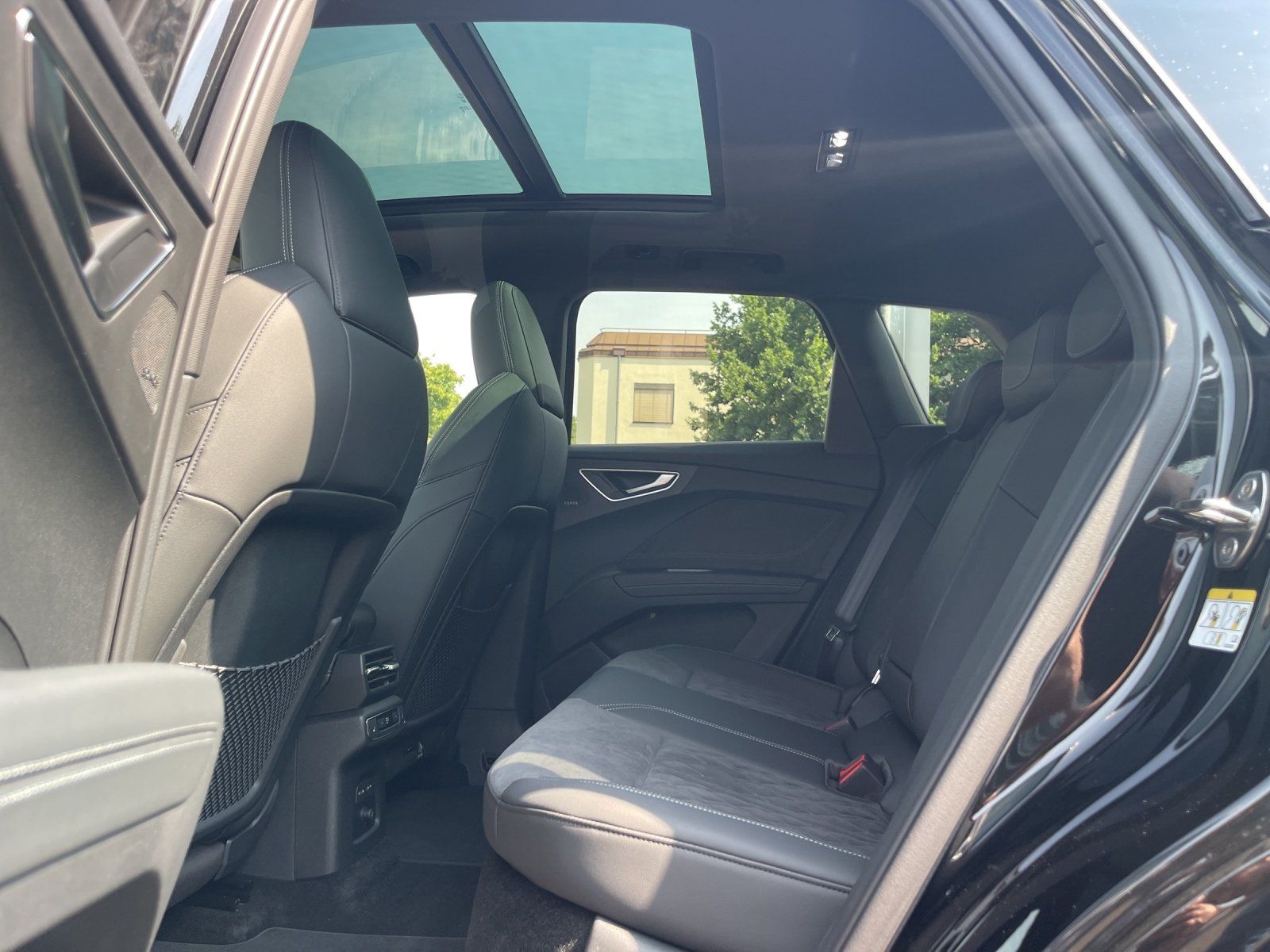 Fahrzeugabbildung Audi Q4 quattro e-tron 220 kW 360,AHK,HUD,Kamera,LED