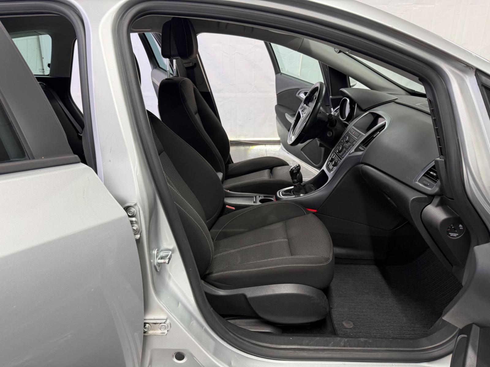 Opel Astra 2014 — photo 14