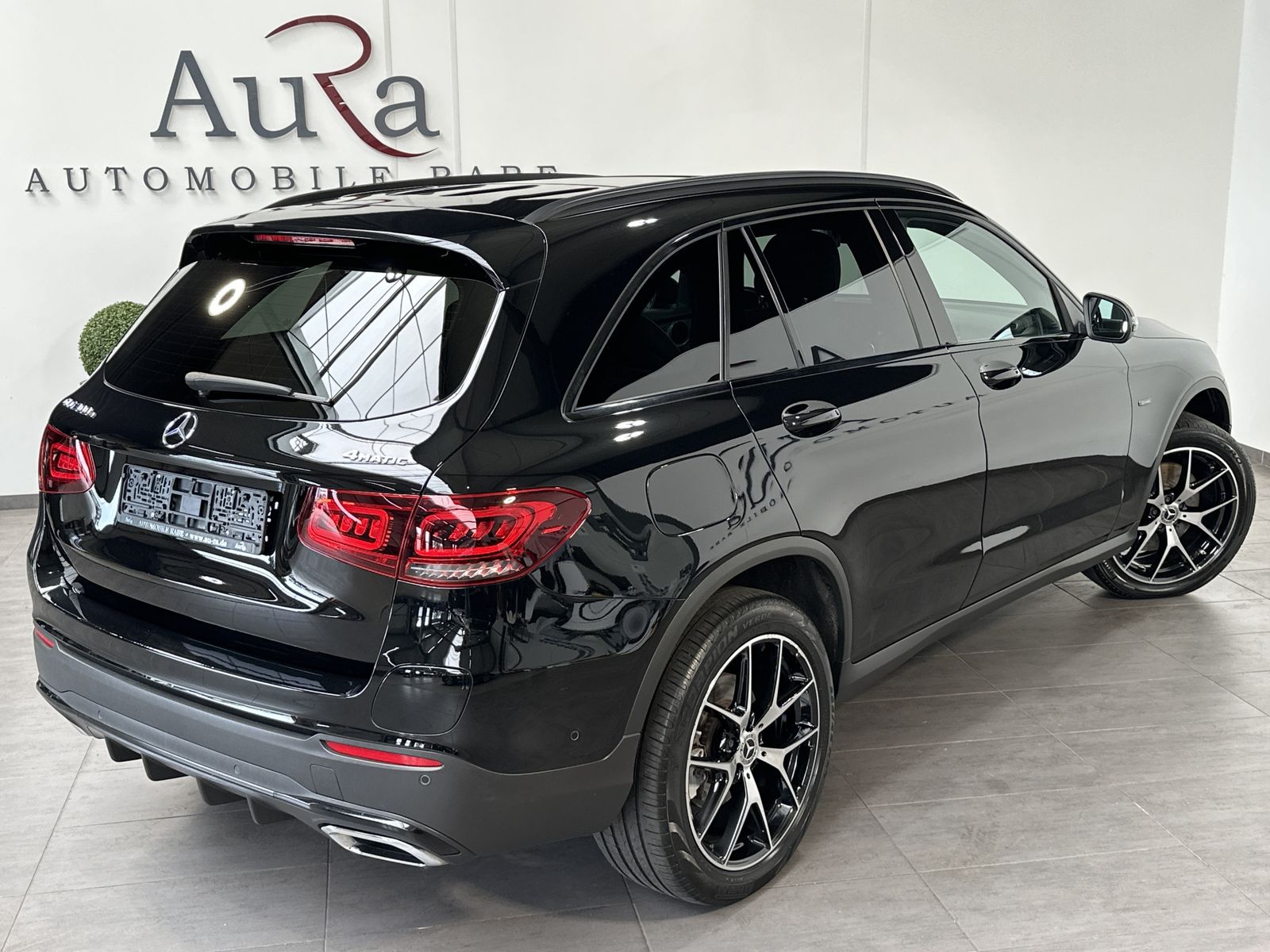 Fahrzeugabbildung Mercedes-Benz GLC 300e 4M AMG-Line NAV+LED+PANO+CARPLAY+20ZOLL