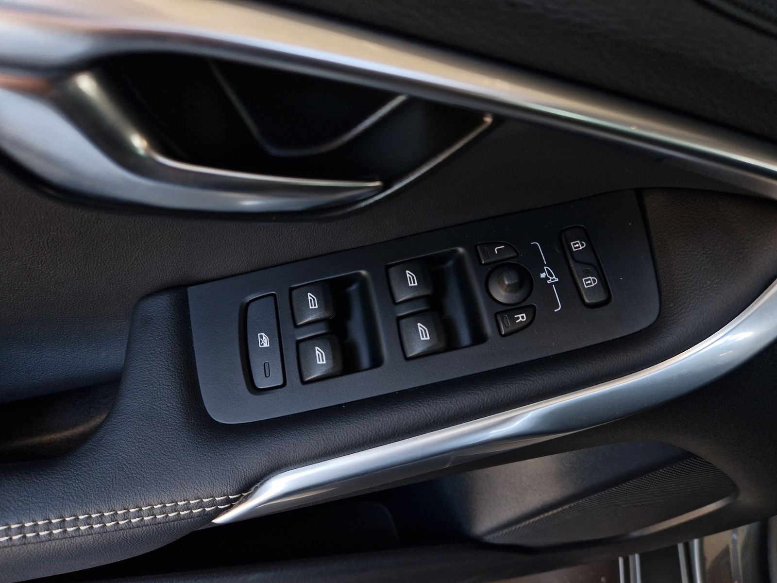 Fahrzeugabbildung Volvo V40 R-Design KLIMA LED NAVI ALU