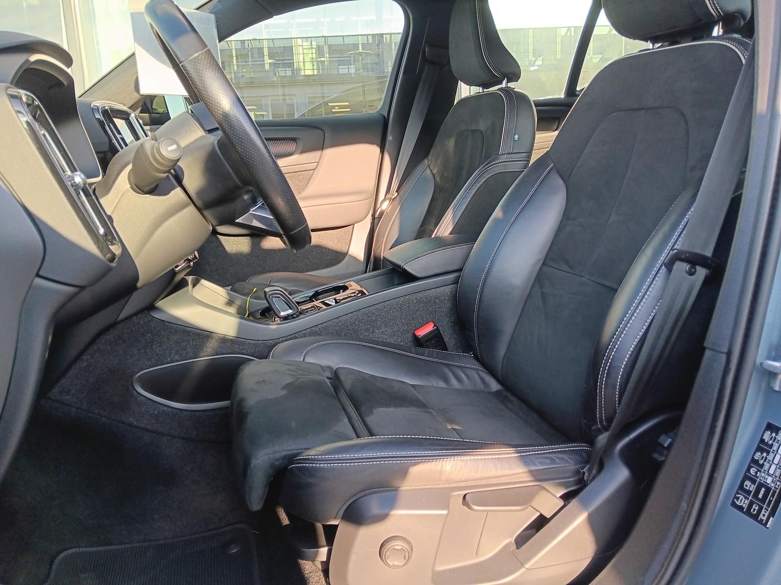 Fahrzeugabbildung Volvo XC40 T4 Recharge R-Design 'AHK ,360-Cam'