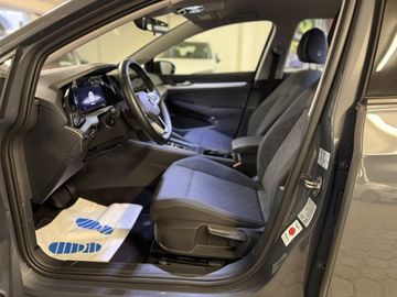 Fotografie des VW Golf VIII Variant 1,5l eTSI DSG Life