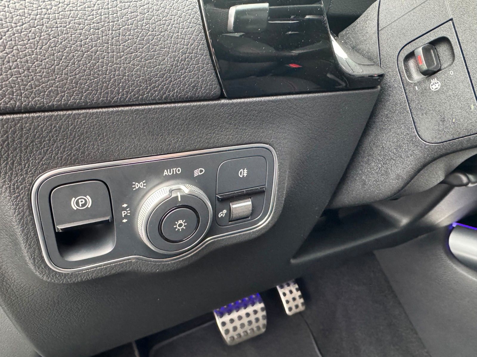 Fahrzeugabbildung Mercedes-Benz B 200 AMG+AHK+Ambiente+RFK+MBUX+Night