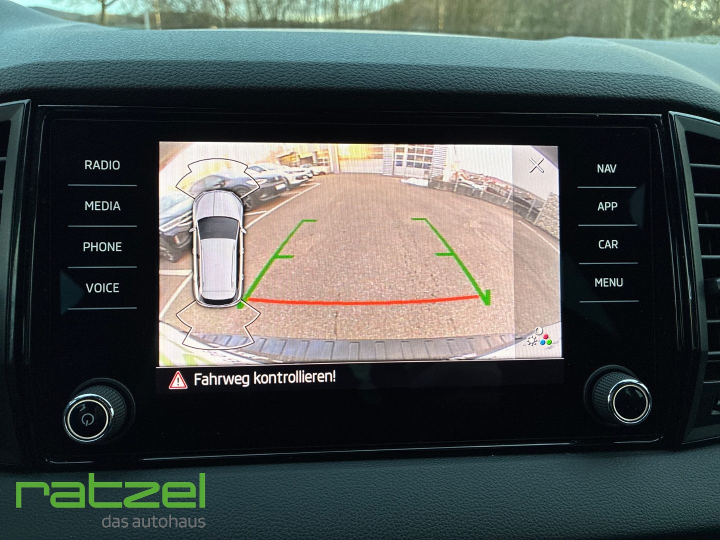 Fahrzeugabbildung SKODA Karoq Sportline 1.5 TSI DSG Navi LED Travel Assi