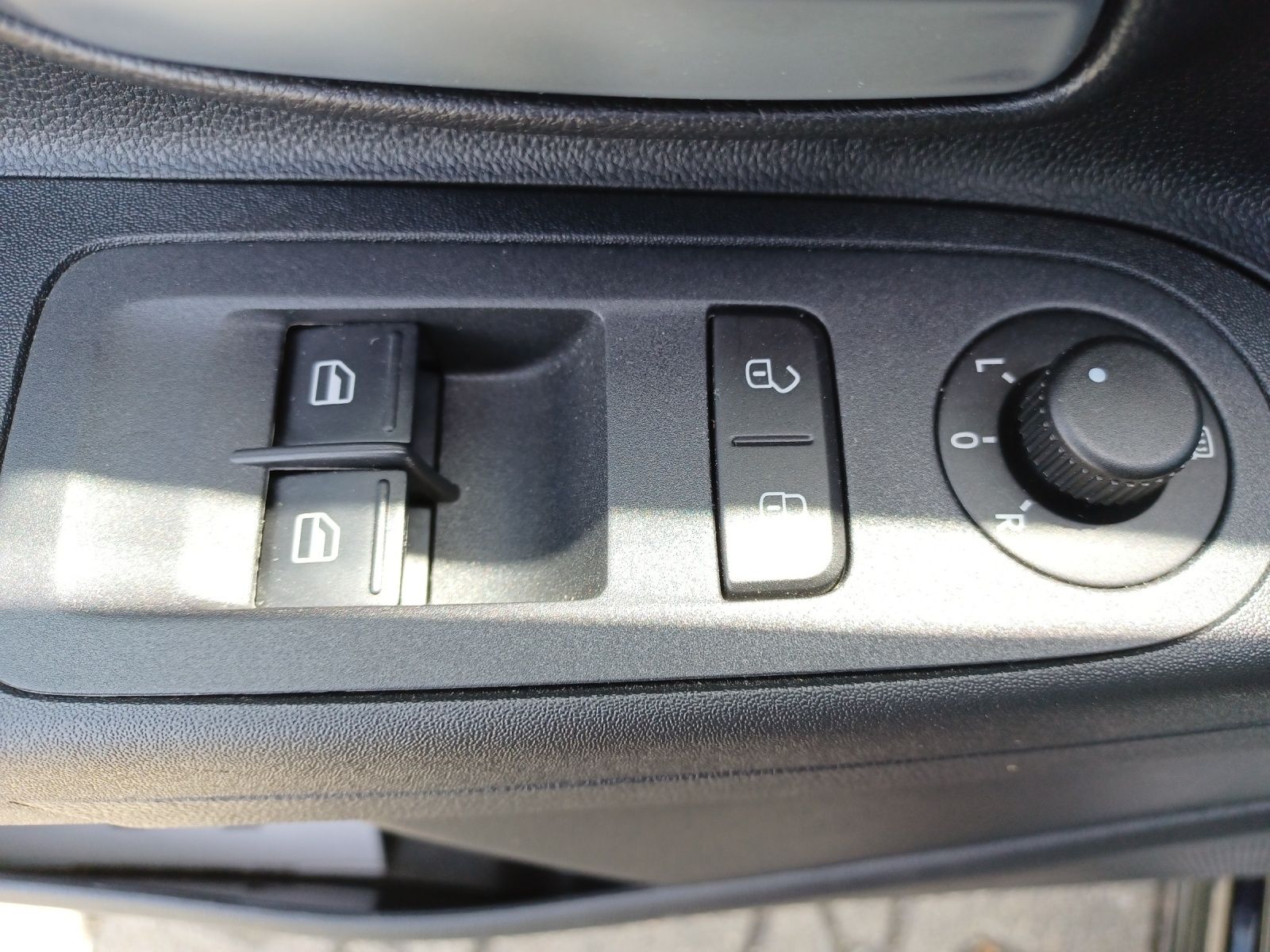 Fahrzeugabbildung Volkswagen e-up! Style-Plus Climatronic DAB SH LM