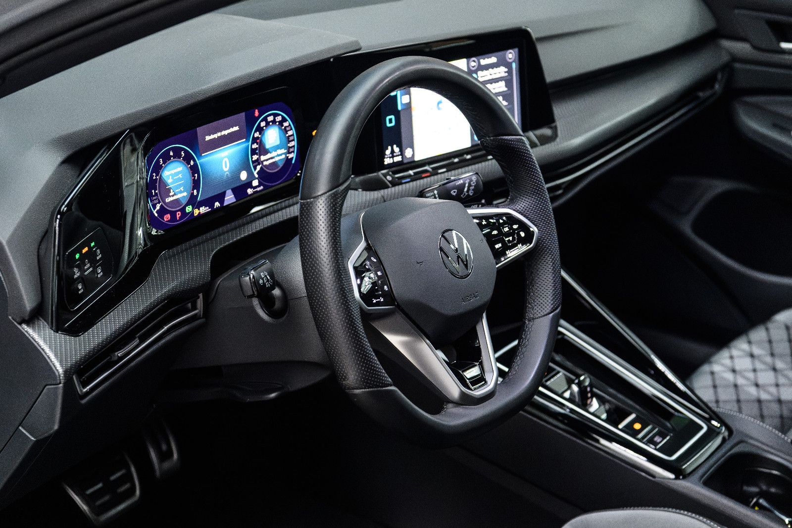Fahrzeugabbildung Volkswagen Golf Variant R-Line eTSI DSG+AHK+Kamera+Pano