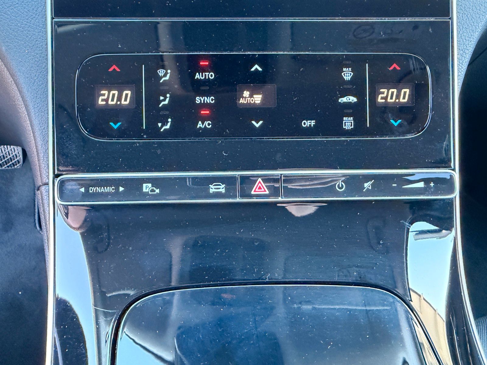 Fahrzeugabbildung Mercedes-Benz C 200d T Avantgarde+AHK+Distr+RKamera+LED+IHC